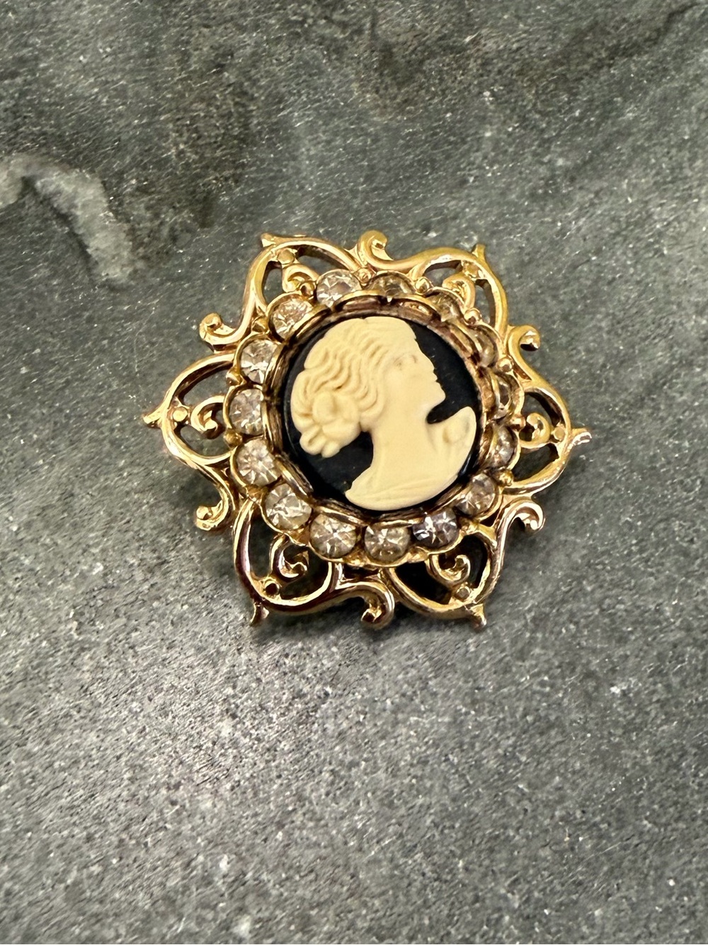 Vintage Cameo Black Crystal Halo Gold Brooch - Picture 7 of 8